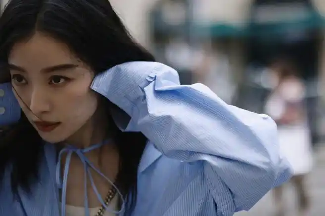 倪妮超话作为品牌代言人今日亮相#gucci大秀#,简约清新的蓝色竖纹套装