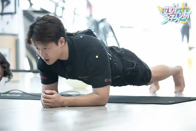 凌潇肃全身通电尝试黑科技健身乔杉嗨玩蹦床引全员爆笑