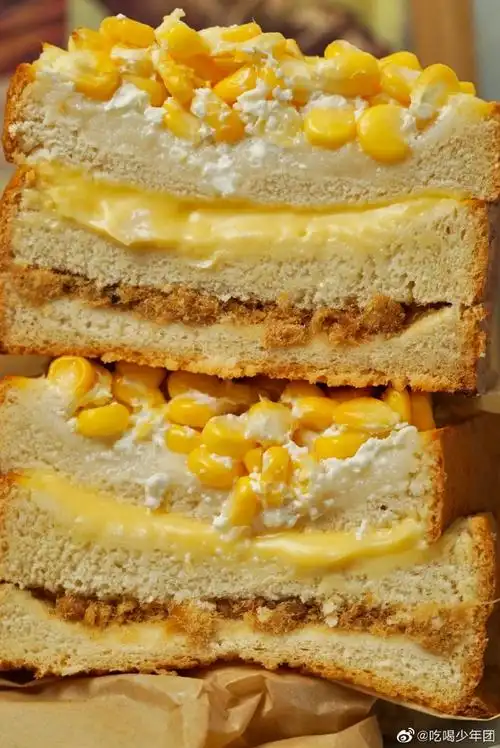 奶酪配上玉米,满满的肉松混合沙拉酱,烤到脆脆的面包,超级满足!