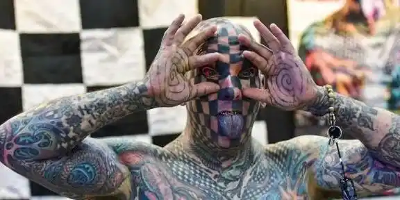 世界上纹身最多的人,把整个棋盘纹在脸上,甚至把舌头纹成蓝色!