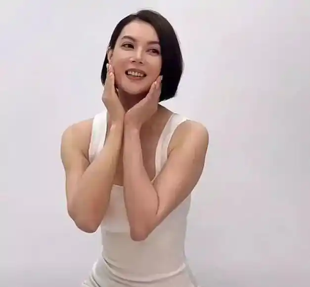 港星江希文暂别娱乐圈15年后回归,53岁依旧光彩照人,曾遭遇家暴