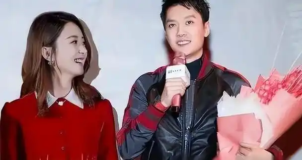 赵丽颖晒出母子合照,弯着腰和5岁儿子一般高,长相帅气打扮时髦