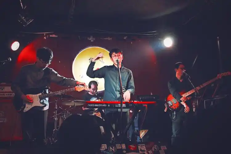 棱镜乐队成立于2015年,中间经历几次成员的变动后,棱镜乐队在2018年