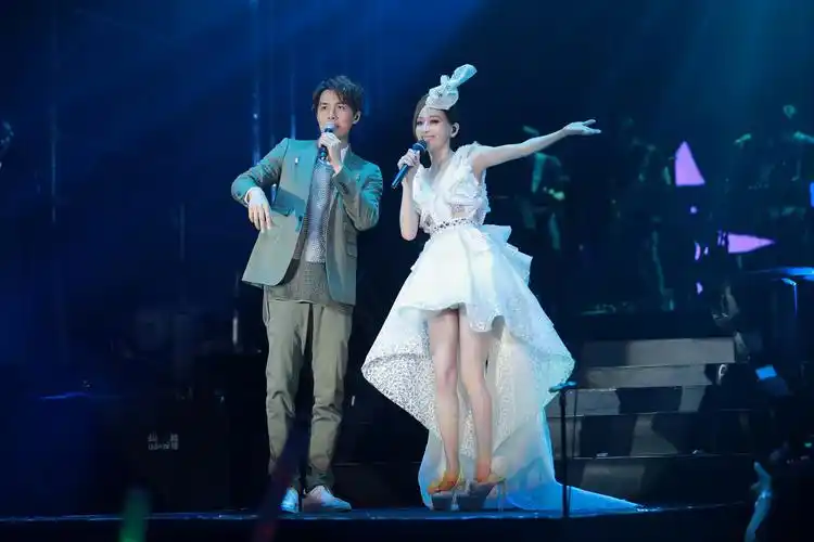 王心凌空降杭州开唱 吴克群挺好友助阵