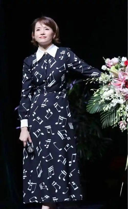 董卿这样的打扮真显嫩!