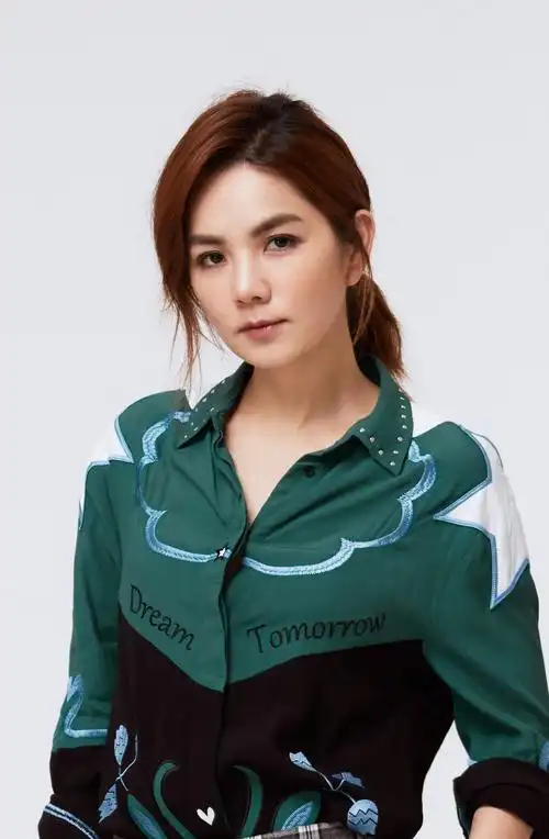 p>陈嘉桦(ella),1981年6月18日出生于台湾省屏东县,中国台湾女歌手