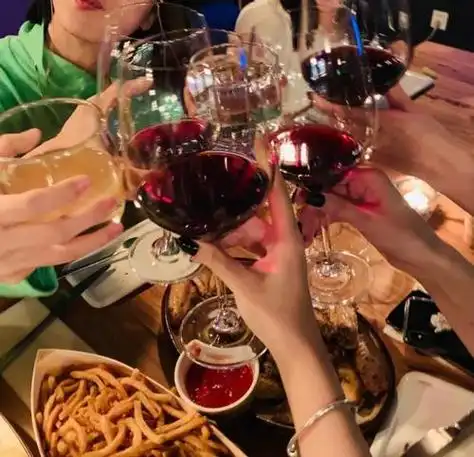 聚餐喝红酒图片