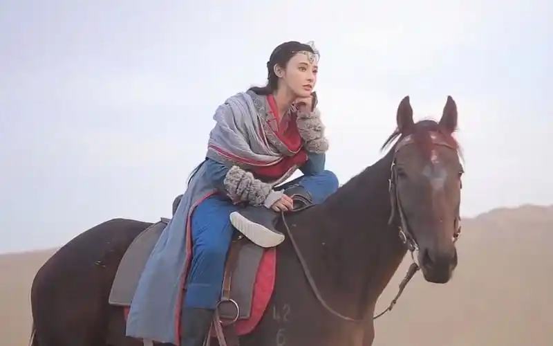 东宫花絮小枫片场骑马帅气十足马大哥拍照超配合