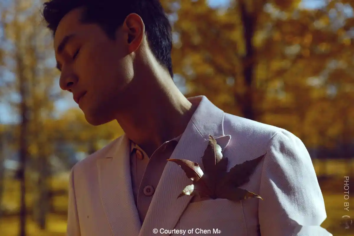 于是他看见了. 那些生命里最微小的纷繁色彩.