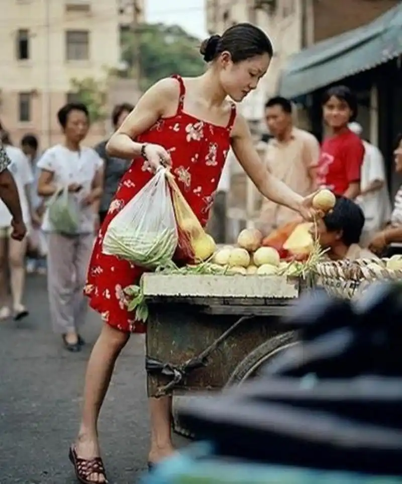 90年代中国老照片:图2迪斯科舞厅,图5街头买水果的美女