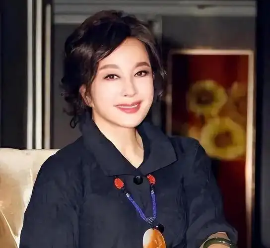 看了69岁林青霞和73岁刘晓庆的近照,才发现:绝色和漂亮的区别