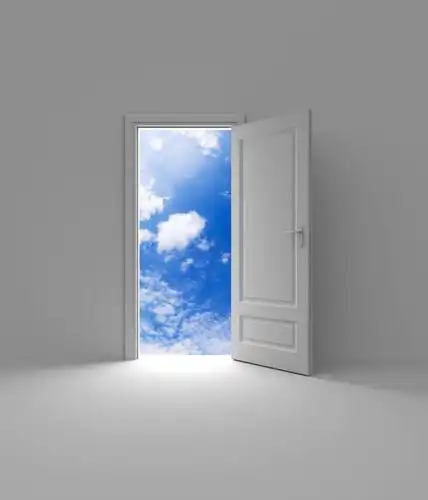 打开的门概念图片-打开通往一片绿色草地的门素材-高清图片-摄影照片