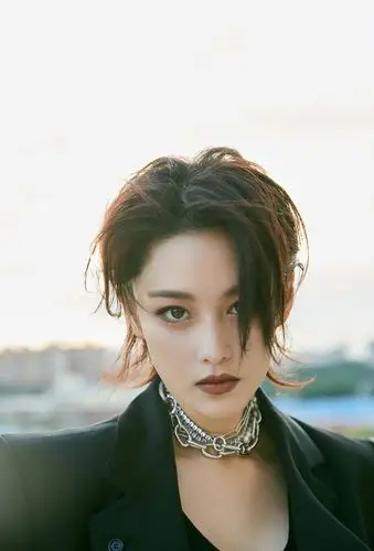 张馨予新剧造型超霸气,夏季穿衬衫,还得学学她这么穿