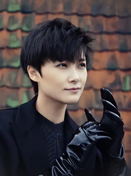 李宇春:以中性造型成名后,男婚女嫁成了父母的"心病"