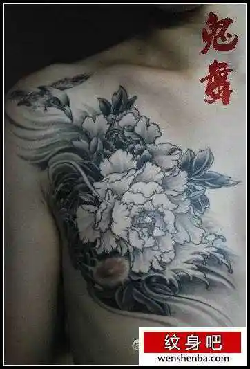 男性胸部好看的黑白牡丹纹身图案