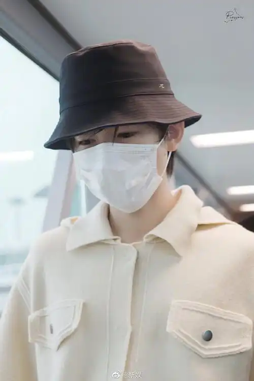 芭男机场live#近日,@时代少年团-宋亚轩现身机场.