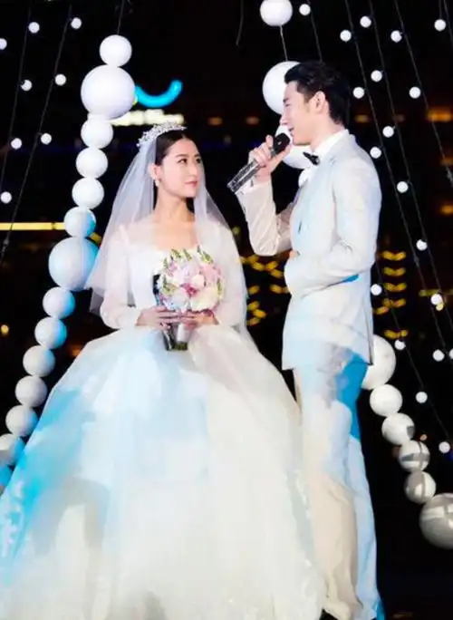 刚结婚时,白冰的演艺事业倒也没有受到太大影响,而且一直努力拍戏.