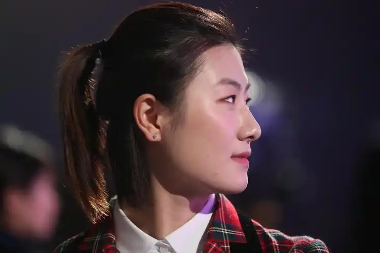 丁宁获最佳女运动员 红格礼服领奖俏皮可爱