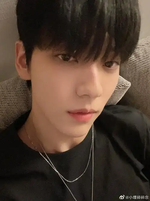 崔秀彬更新自拍##崔秀彬怼脸自拍照