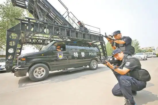 "又一声指令下达,特警突击车迅速前进,一副云梯迅速搭向事发楼房窗口