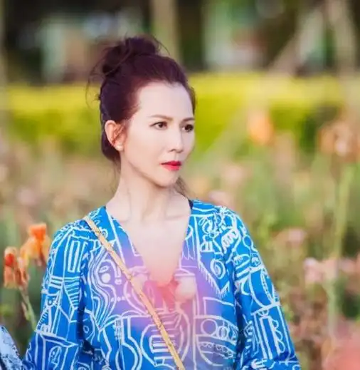 50岁蔡少芬现身街头,皮肤白嫩长发及腰似少女,裙摆上翻疑露底裤