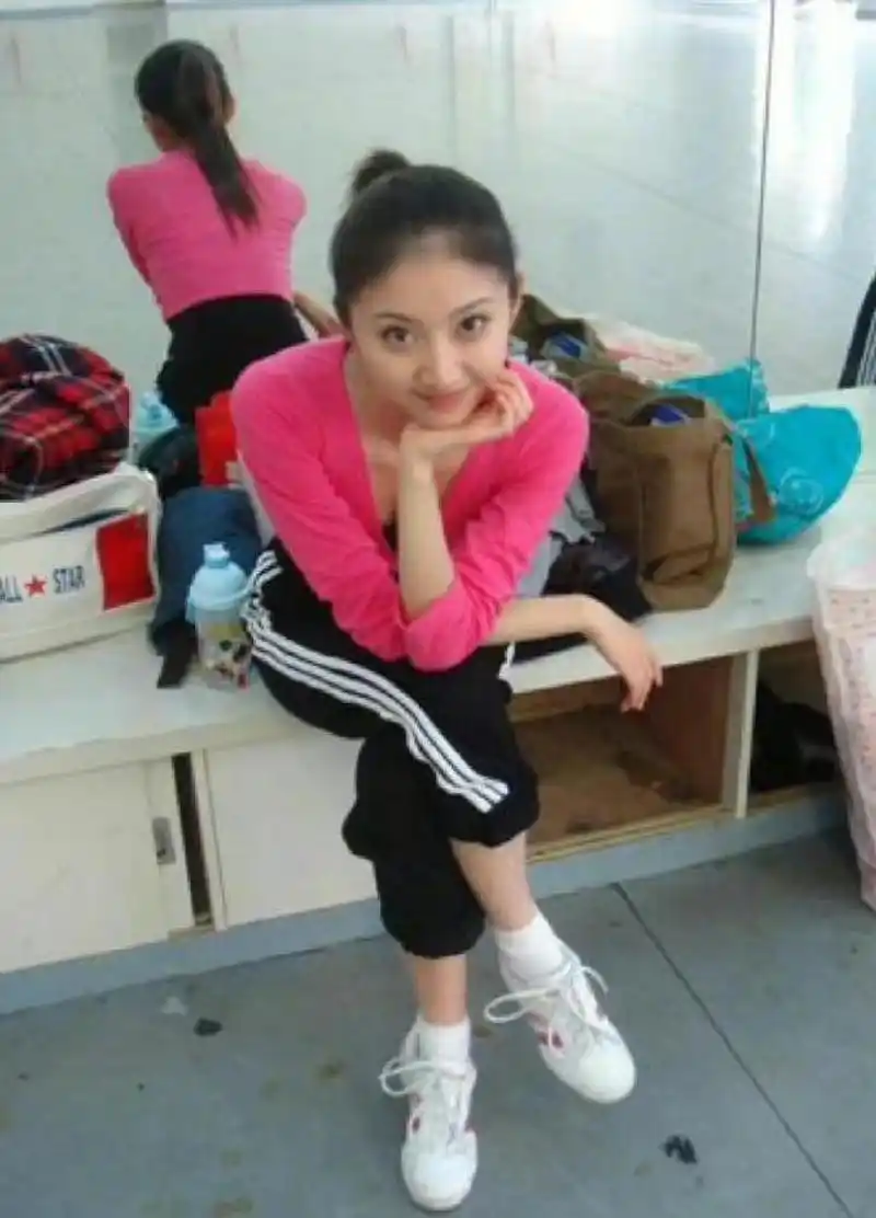 景甜 大学时期 舞蹈房练功照 当时真的好青涩 水嫩哦