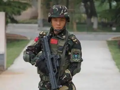 在一部刘猛导演的《狙击生死线》中,傅程鹏带着"刺客山鹰韩光"这一