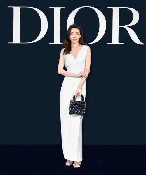 熊黛林拇指外翻太严重,久违站台尖下巴惊人,穿白裙身材太出众