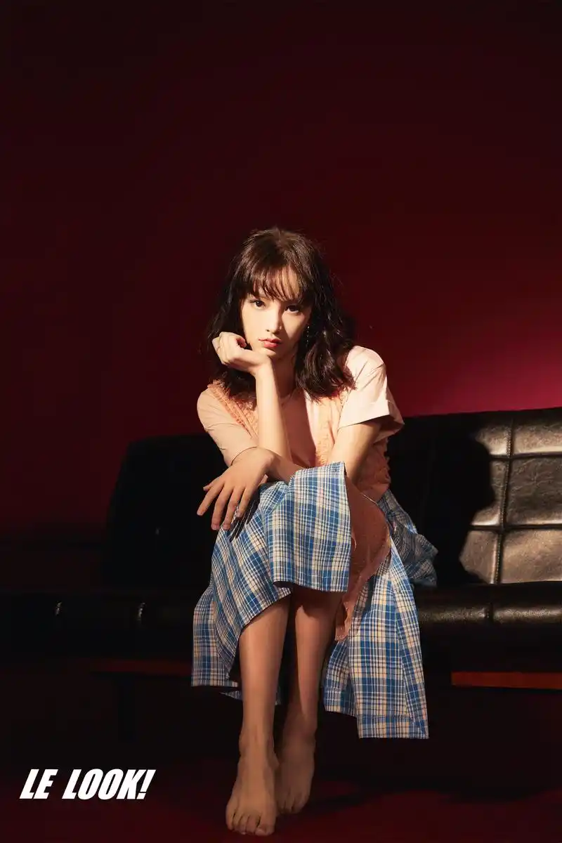 美人·玉足·黄灿灿