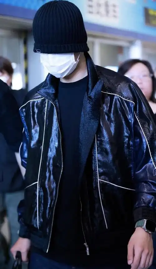 王一博出现巴黎机场,一身黑装口罩遮脸,怕法国人知道他叫王一博