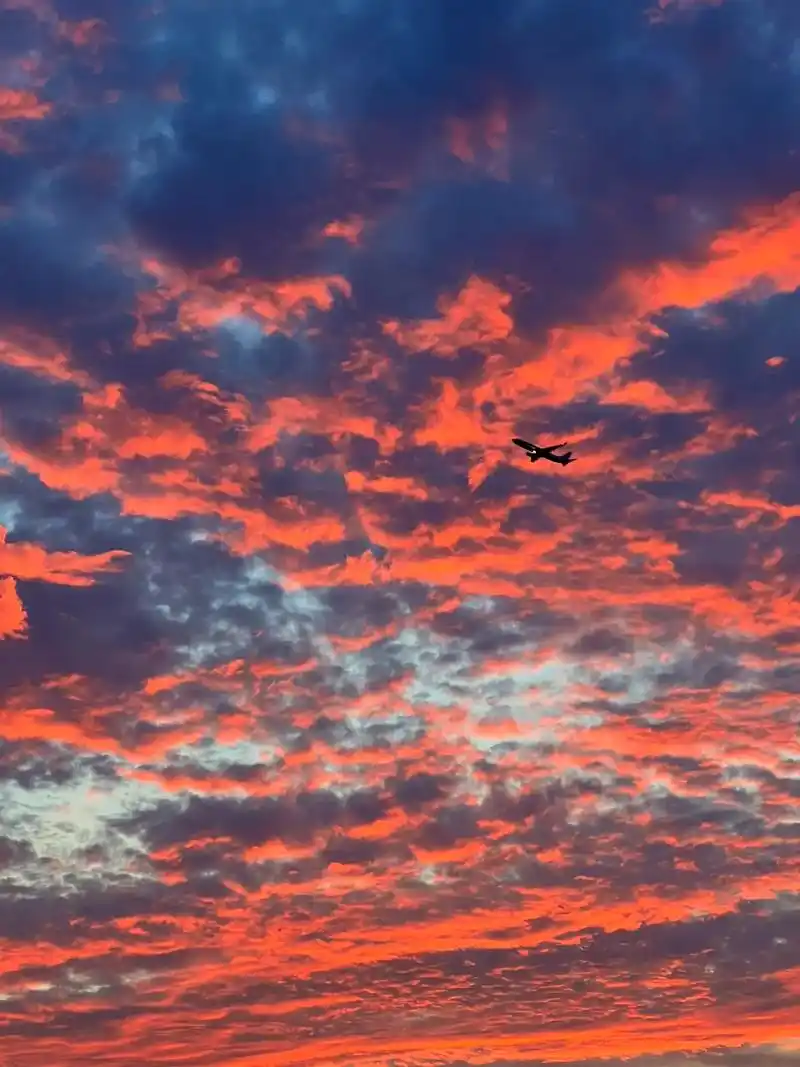 真的很让人治愈.今天的火烧云有被惊艳#晚霞 #火烧云满天 # - 抖音