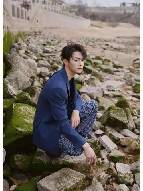 许凯fendi 23春夏男装混搭,现摩登效果