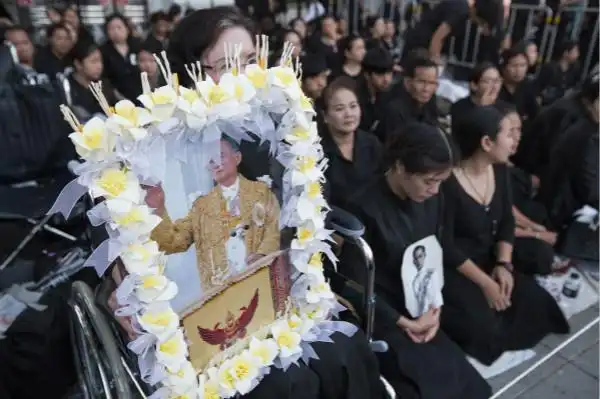 泰国前国王普密蓬遗体火化仪式举行