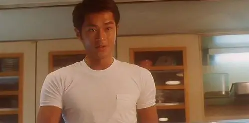 在他之前香港有个赌王叫"阿酷"(古天乐饰演),他是真正意义上的"赌王"