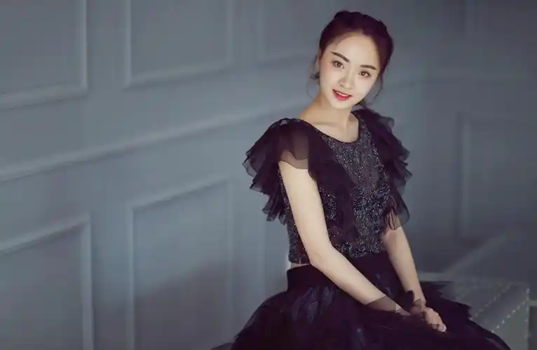 孙铱清新古典写真图片,分享一组孙铱图片给大家,图中的明星图片壁纸会