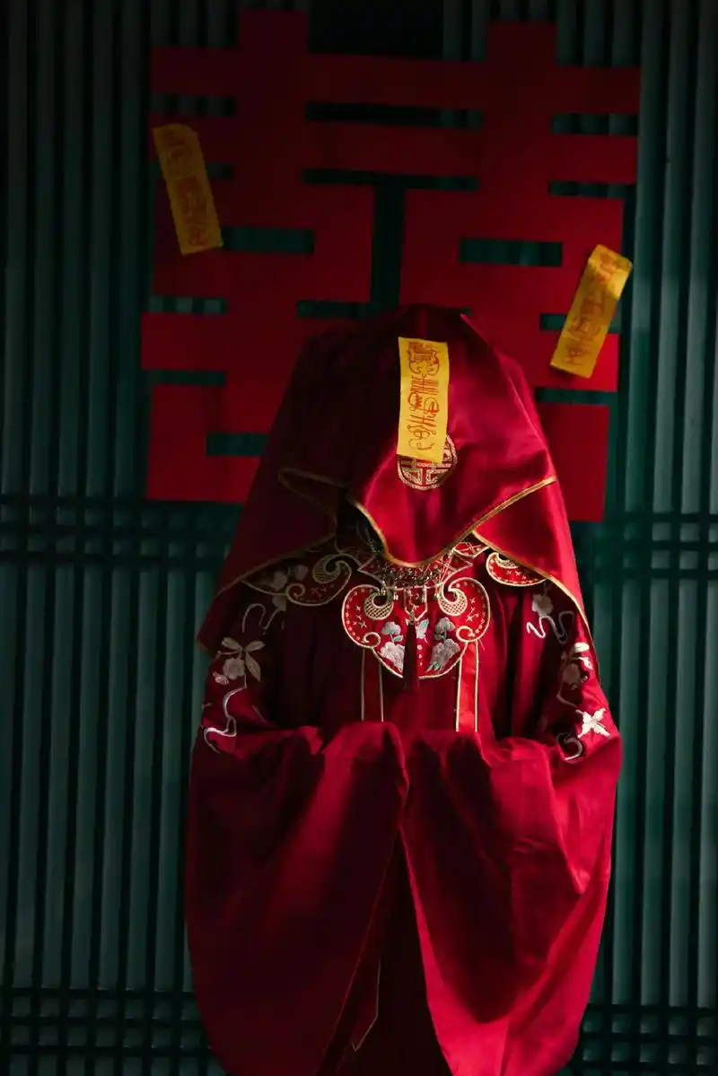 一身红嫁衣,         只见凄厉. 鬼新娘正片 摄影青 - 抖音