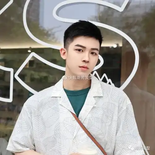 在夏季剪这款发型特别清爽减龄,也是今年夏季比较火的一款男生短发