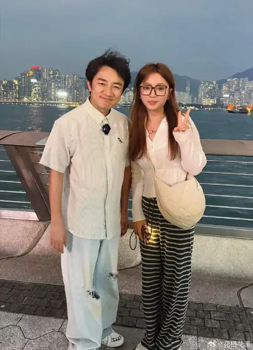 今天和朋友坐在维多利亚发呆,看到王祖蓝就在面前,就去合影了,他特别