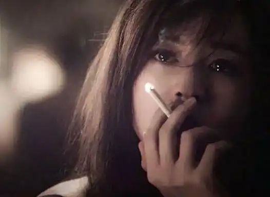 最难忘的还是她在《无双》中含泪抽烟的镜头,堪称银幕经典,真的是非常