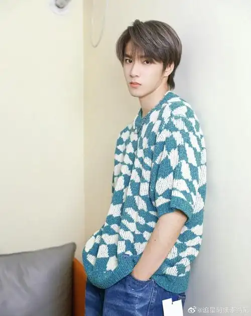 刘耀文绿色短袖#刘耀文绿色短袖造型96日常被小耀狠狠帅到对我的