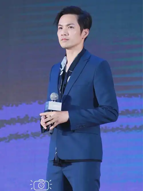 这是谁家的老干部哦,我们家的好端正的造,西服配丝巾是你的菜#钟汉良