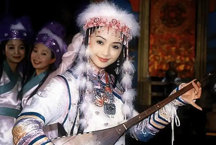 《还珠格格》播出后,刘丹当年扮演的"香妃"一角,被年轻女演员麦迪娜