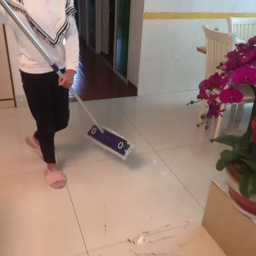 开始拖地了,我们又要向扫地的时候一样,认真仔细,确保每一处都拖得干