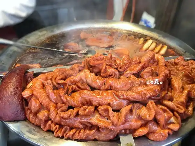 王府井的老北京小吃,有哪些,这些美食围观的人很多,却没人敢吃