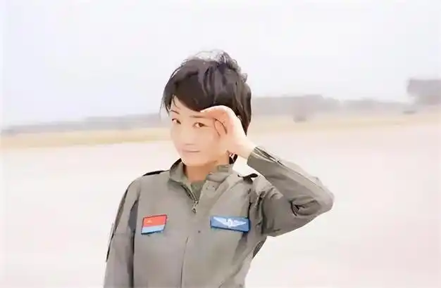 中国首批歼击机女飞行员余旭跳伞时因撞到僚机副翼不幸牺牲