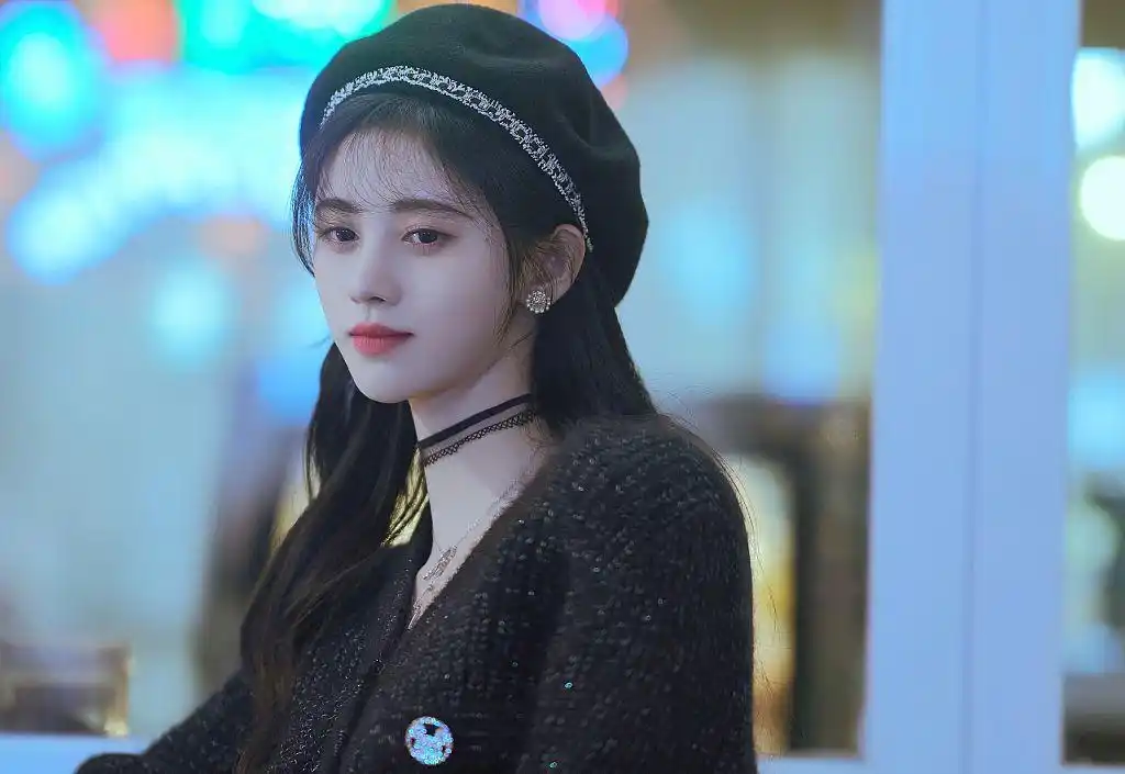 鞠婧祎霓虹灯氛围感大片气质绝美 贝雷帽搭针织衫演绎初秋浪漫