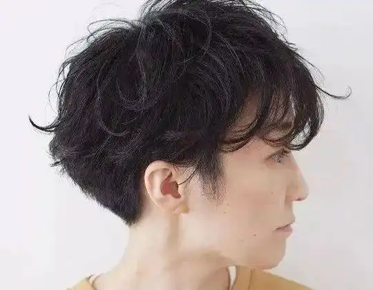 女生微卷短发,清爽干练又利落,让你美得更有型,轻松高颜值