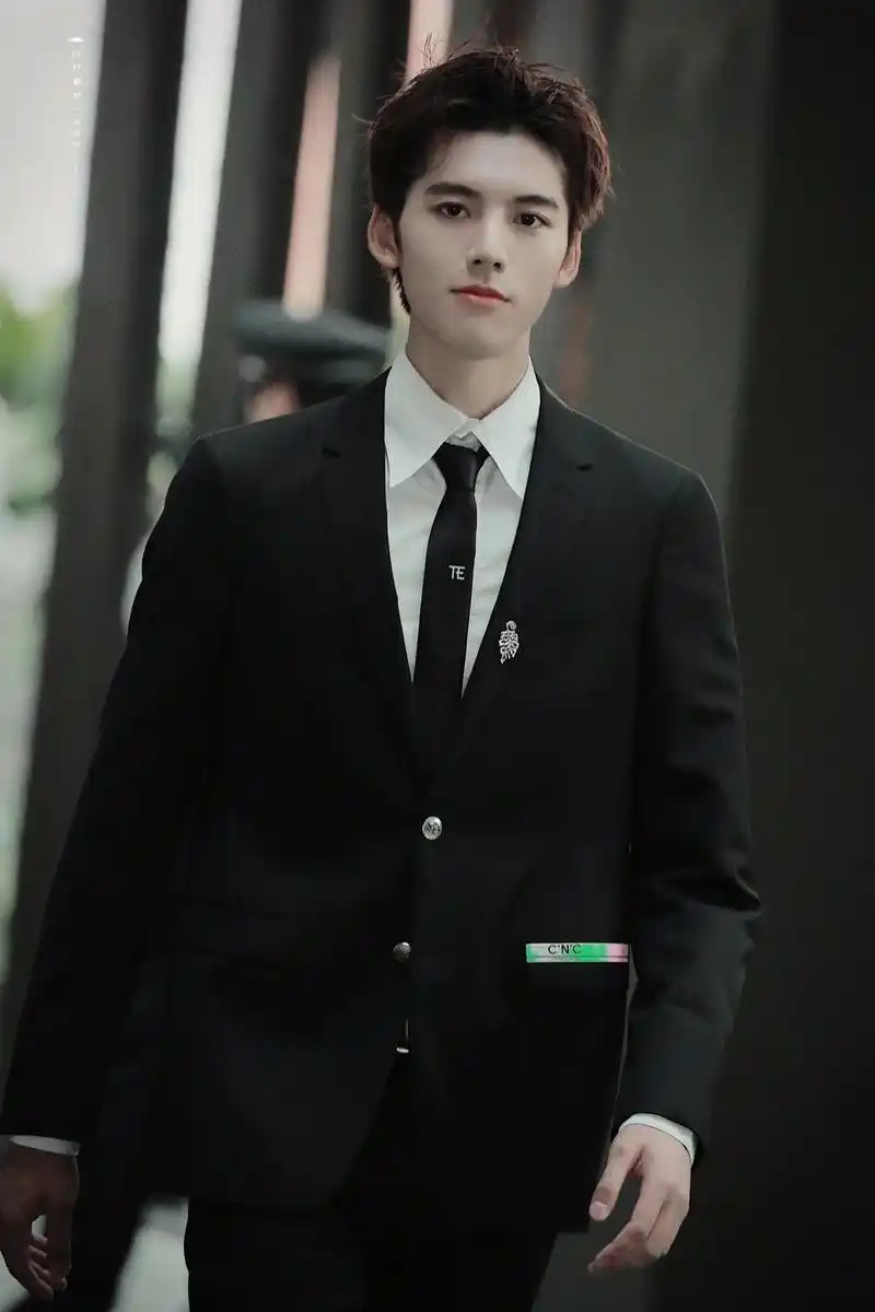 黑色西装 狼奔发型,邓超元今天的红毯look真是打破次元壁了,好像王子