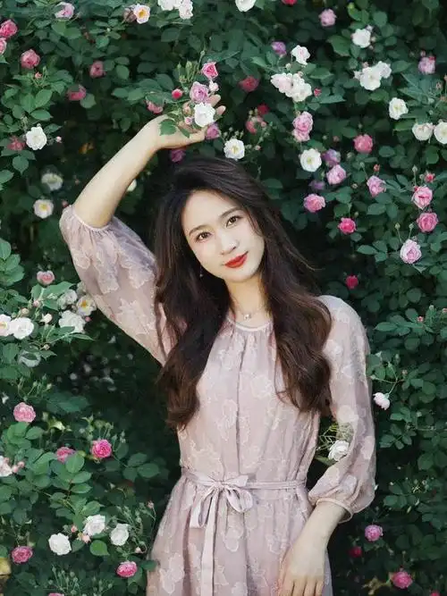 今天就给大家分享一些气质女人的拍照姿势,这些落落大方的姿势不能少