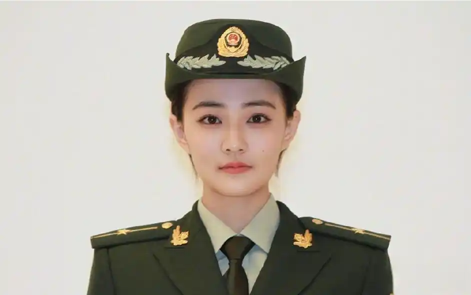 40位女明星军装照:展现女性力量和魅力 这些军装照不仅展现了女明星们